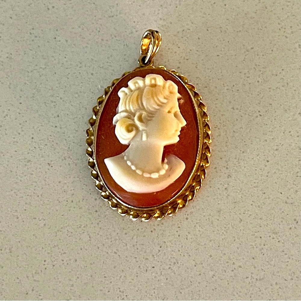 14kt. Yellow gold frame pendant with Shell Cameo movable bale on top